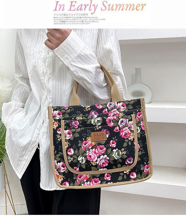 The new thickened canvas handbag is suitable for carrying out by hand. It features an aluminum foil insulation layer and comes with a lunch box and lunch box full figure