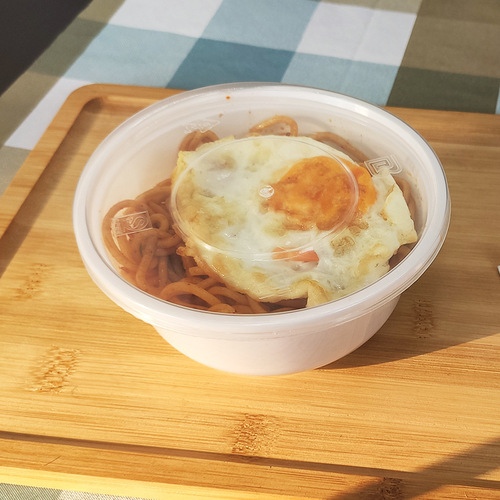 Wholesale disposable bowls with lids, ideal for serving chilled desserts like grass jelly; thick, white, microwave-safe plastic takeout containers designed for commercial use.