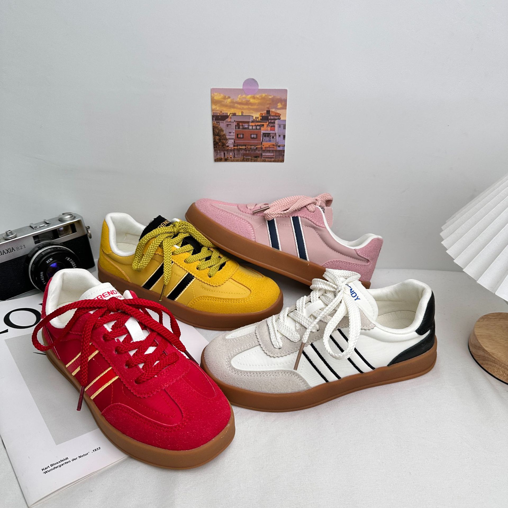 A9887 almohadillas de látex / zapatos de entrenamiento de Alemania retro ligeros para mujeres de explosión universal 2025 primavera nuevos zapatos de skate blanco pequeño