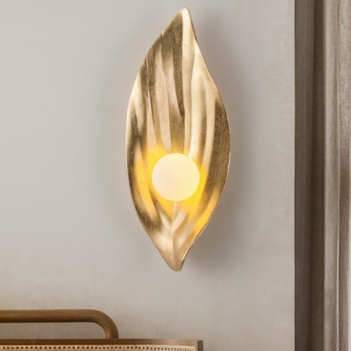 Diseño de luz decorativa, diseñador de estudio, pared de fondo de wabiya creativa, decoración japonesa simple, lámpara de pared de fondo de dormitorio de lámina de oro