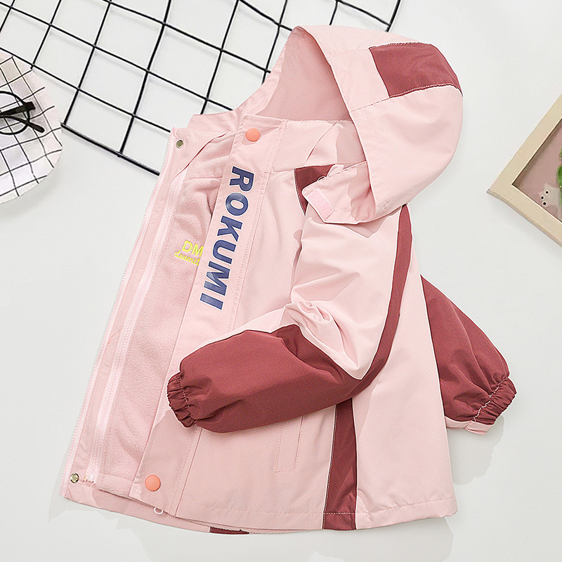 Primavera, otoño y invierno para niñas con un nuevo tipo de ropa de aire extranjero para niños desmontables de abrigo de asalto con dibujos animados de terciopelo de color combinado 3 en 1 abrigo cálido