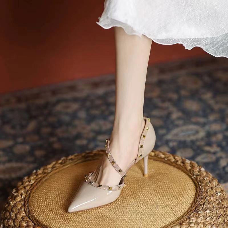 Fashionable high heels with studs stiletto heels