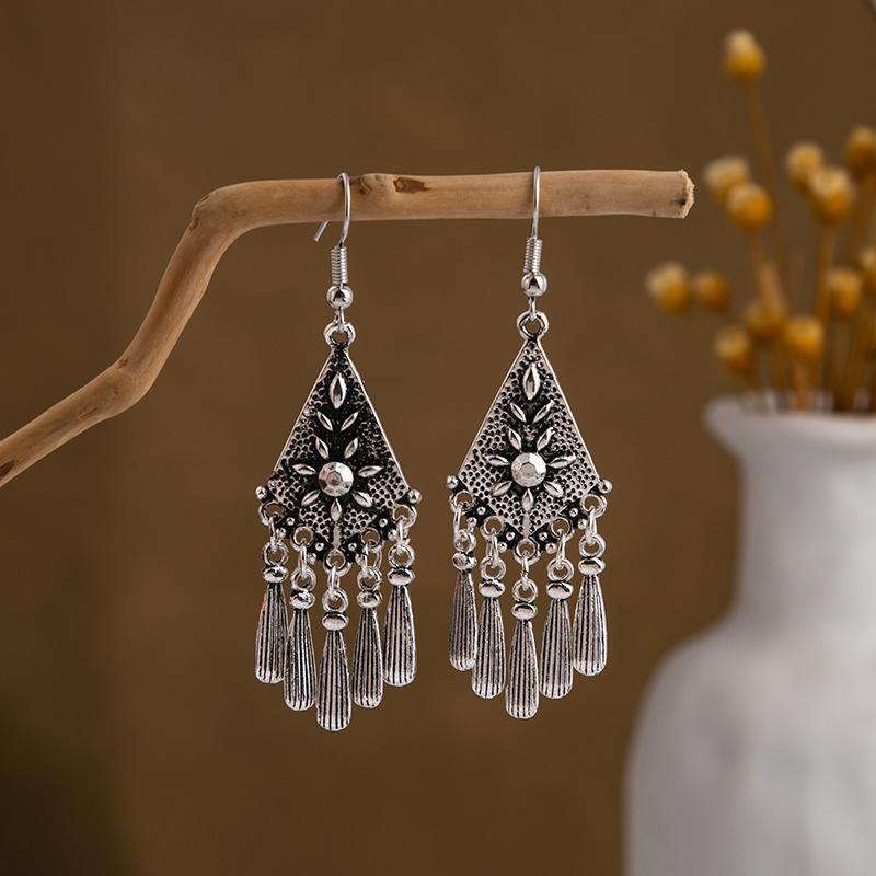 1 Pair Retro Ethnic Style Leaf Water Droplets Tassel Plating Hollow Out Alloy Drop Earrings display picture 3