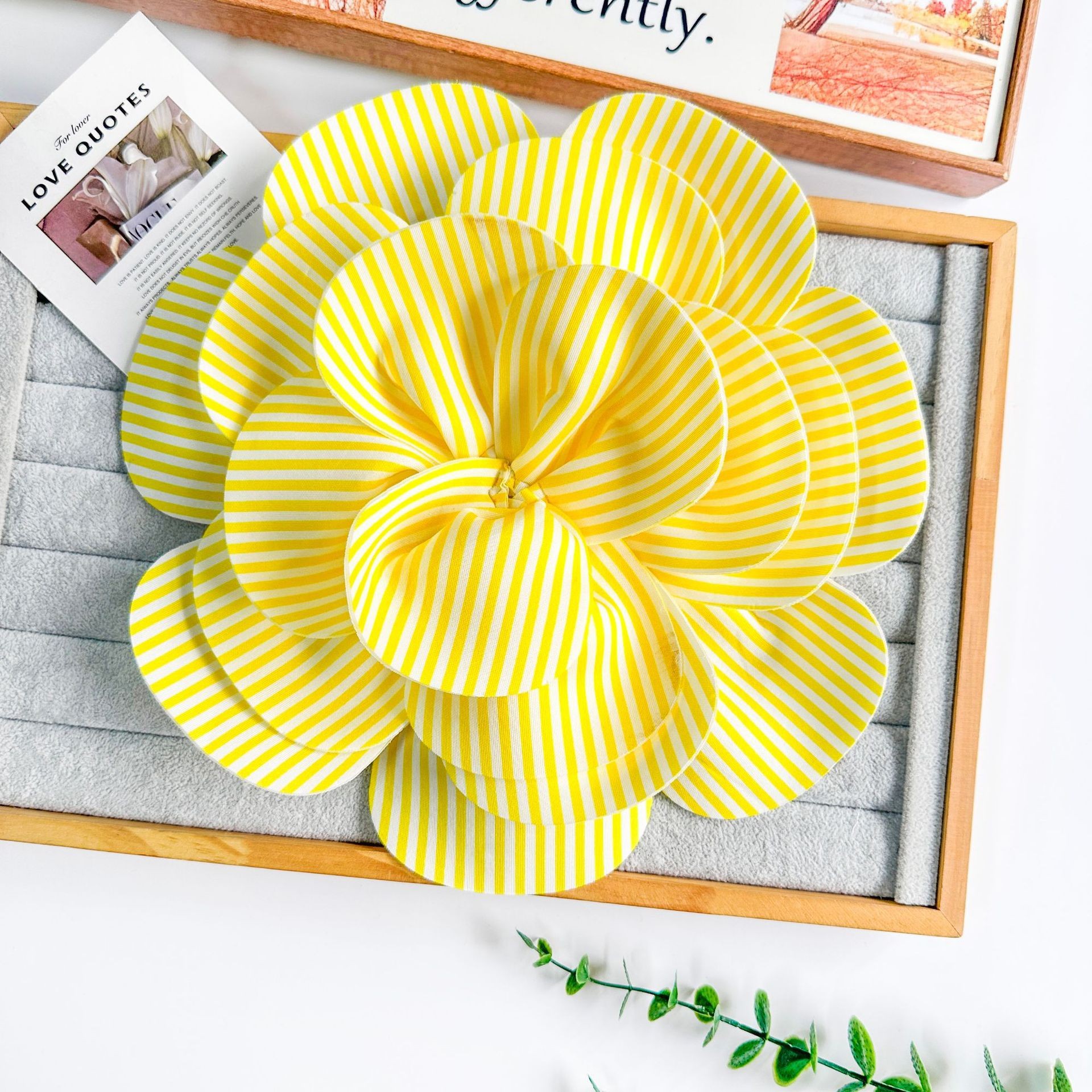 Nuevo corsage de flores tridimensional versátil en tela, accesorios para vestidos de novia, disfraces de espectáculo, trajes de baile y decoraciones cosidas a mano.