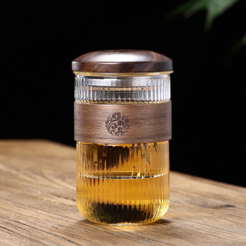 Taza de agua de vidrio de estilo japonés cubierta de madera antiquemaduras Taza de té verde patrón de martillo separación de té con tapa filtro taza de té de oficina
