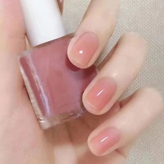水性氷透裸色マニキュアがきらきらしています。