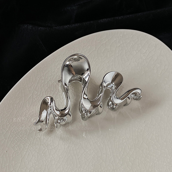 Elegant wavy crab pin