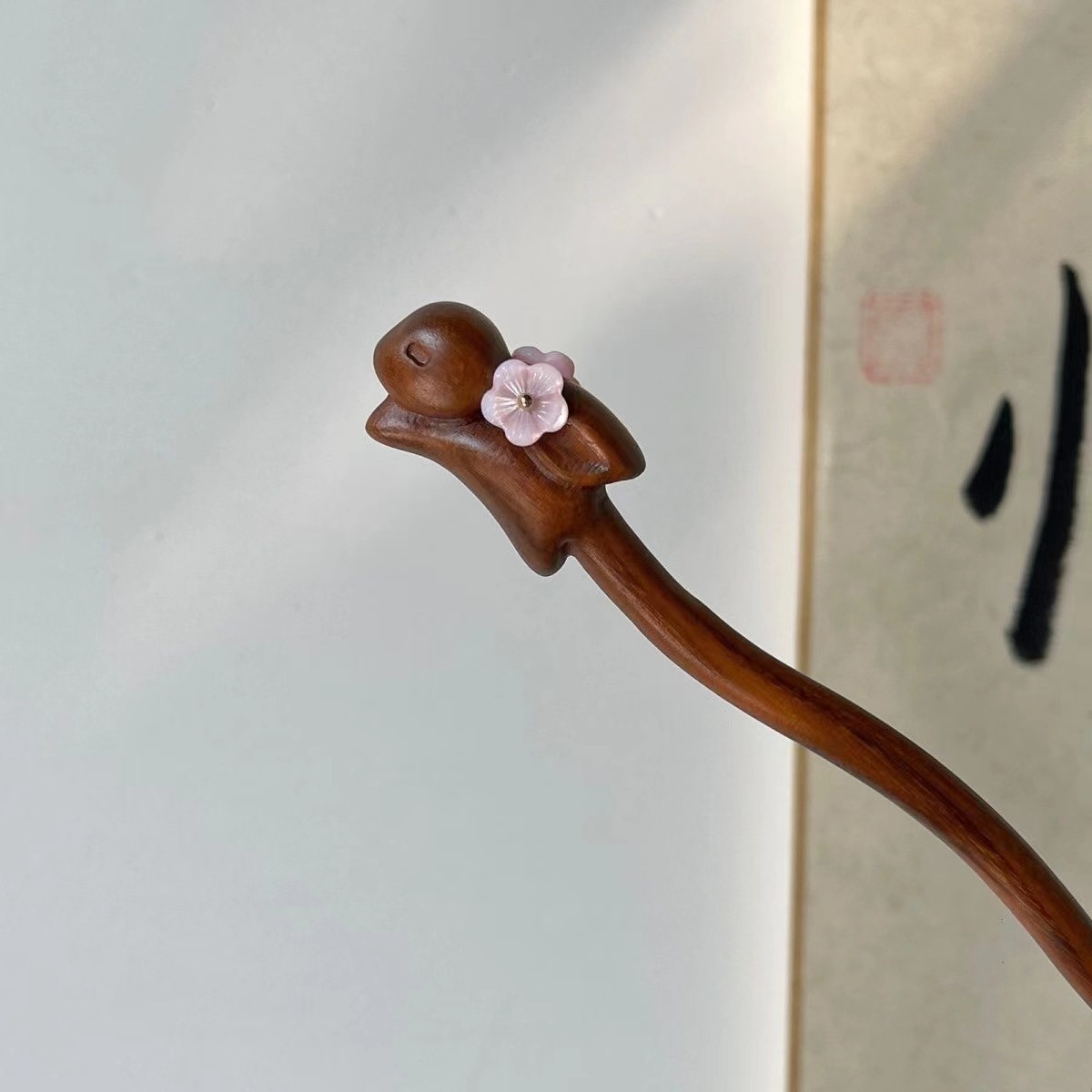 B66 벚꽃 토끼 [황금 백단목 머리핀]