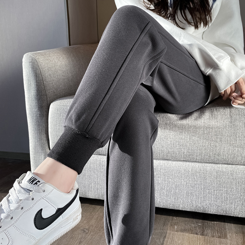 스포츠 바지 여자 가을과 겨울 2024 새로운 슬리밍 캐주얼 바지 양고기 양털 기모 두꺼운 바지 여자 겨울 외모