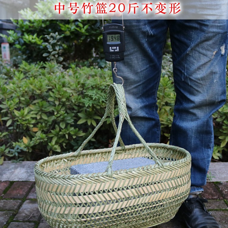 竹編みの竹かごを手に持って野菜かごを買う手作りの竹かごの果物かごの卵かごの台所収納かごの家庭用買い物かご|undefined