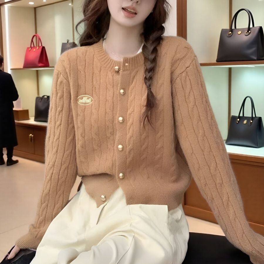 Qadın üçün qısa trikotaj jaket, qızıl düyməli