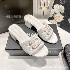 Xiangシリーズハイヒールフラット菱形チェーンバックルビーチサンダルアウターウェアレディース2025夏新作サンダルファッション婦人靴