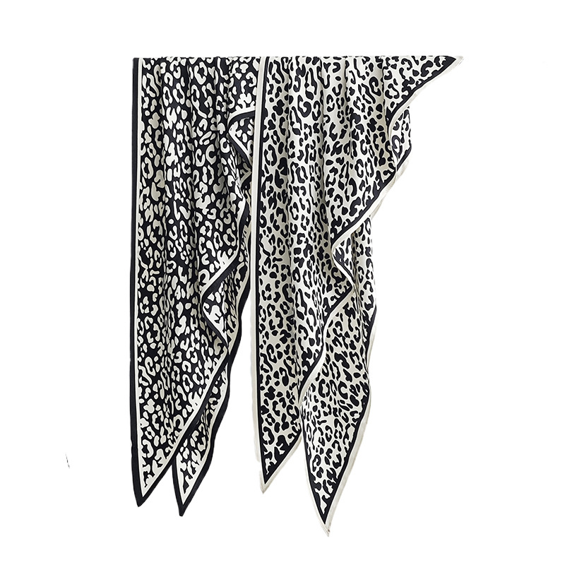 Bufanda de seda estampada en contraste en blanco y negro Bufanda triangular de sarga de sentido avanzado retro coreano Bufanda de seda fina de temperamento de moda