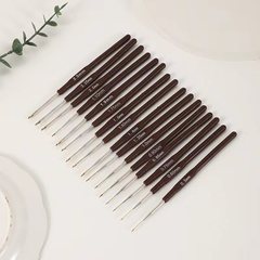 トランペットの細いかぎ針のプラスチックの柄のかぎ針の茶色の柄のレースの細い糸のかぎ針