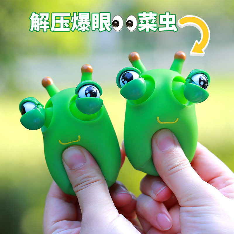 夜市の屋台、小物、義烏の赤い光る小さなおもちゃ、子供向けギフトを販売する屋台|undefined