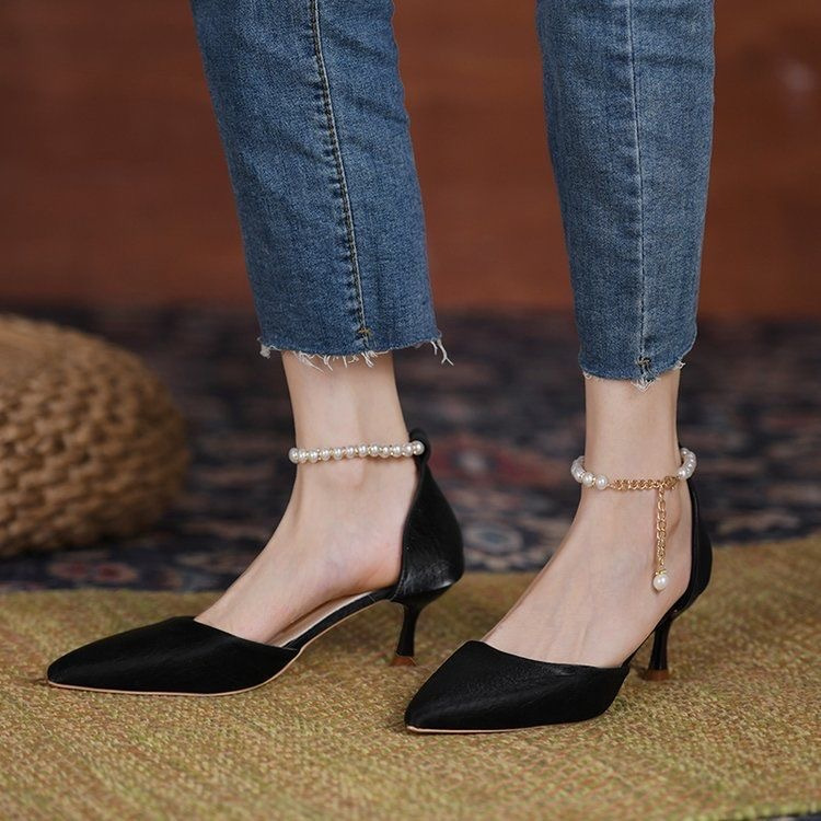 Zapatos de cabeza afilada para mujeres 2026 primavera nuevo estilo con perlas de hadas tacones altos blancos tacones delgados