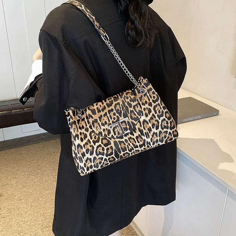Este año, la popularidad de la bolsa de gran capacidad de leopardo para mujeres 2024 nuevo otoño versátil mochila de viaje bolsa de cadena de hombro