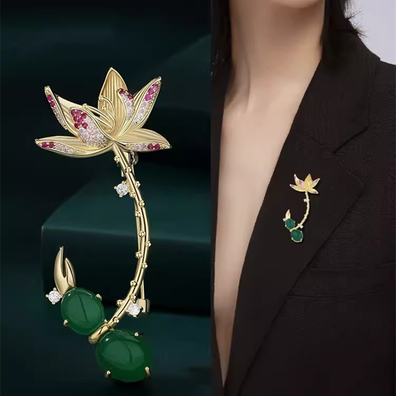 Elegante spilla a forma di ninfea con smeraldo gioiello donna_voghion.com