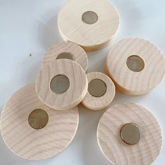 現物直発磁石人形台座に穴を開けないで実木原木色のウエハを飾ることができます。