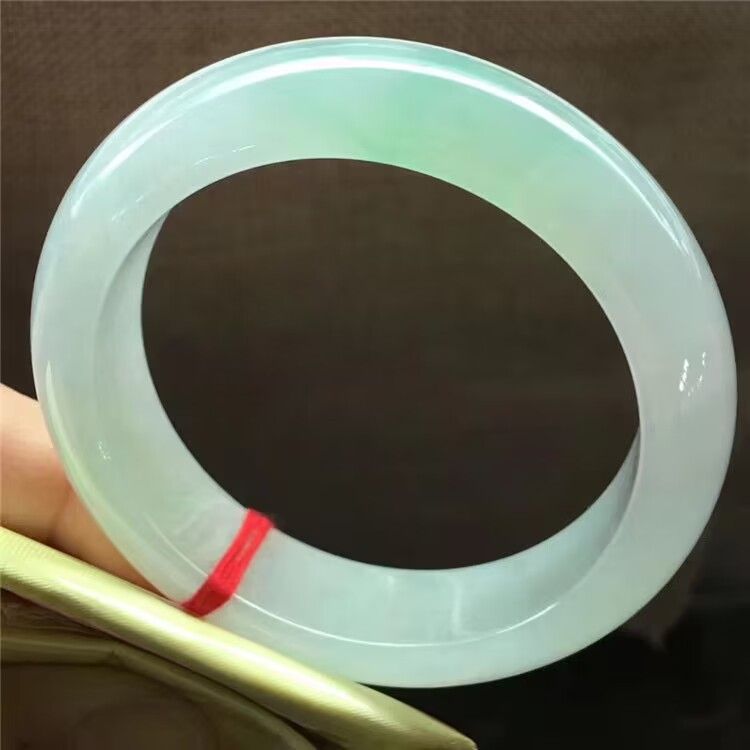 Vòng tay ngọc bích Miến Điện chính hãng – màu xanh lá nhạt phong thủy (đường kính trong 54–62 mm) chi tiết 3