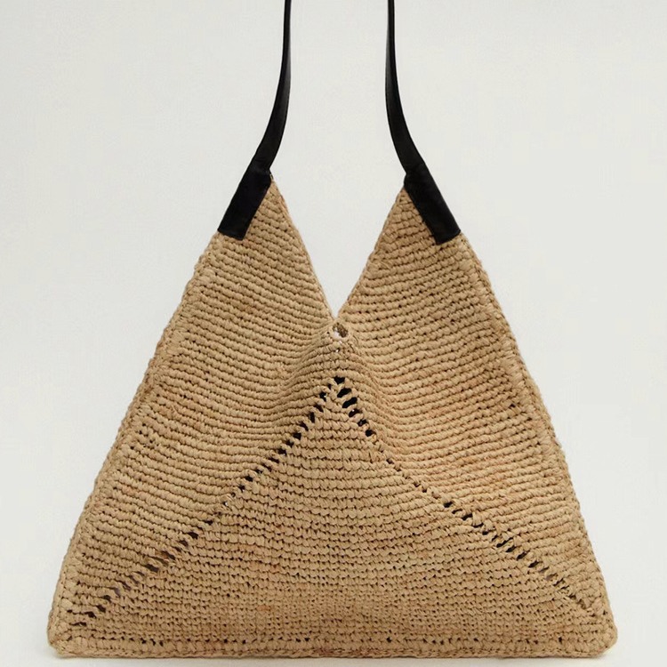 Instagram-Influencer mit dem gleichen Auto, das eine faltbare Handtasche aus Stroh mit einer Schulter, eine gewebte Tasche, einen Strandurlaub näht_voghion.com