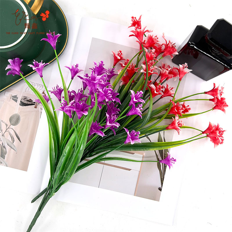 Flores de simulación plantando lirios pequeños flores flores