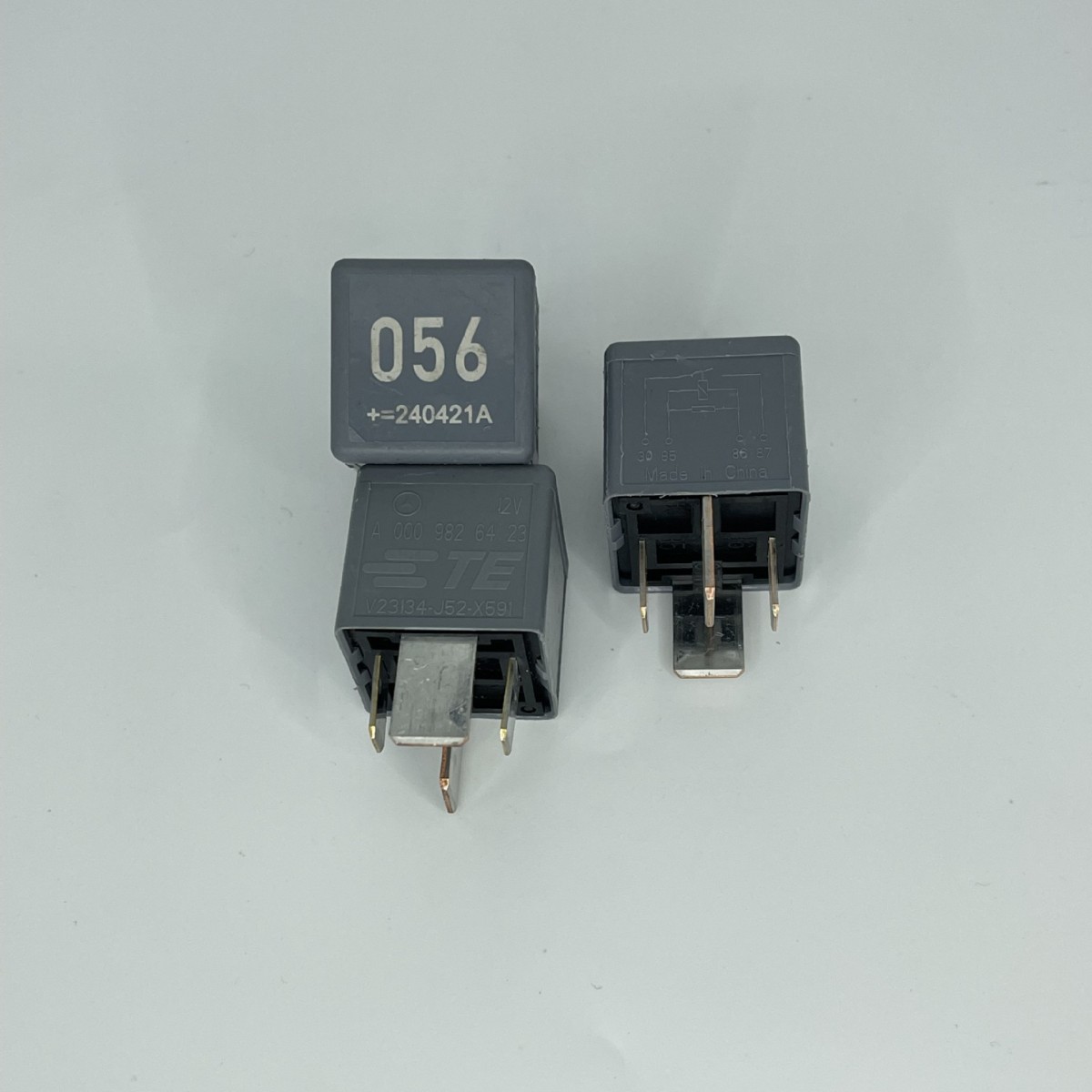 A0009826423奔驰056号汽车继电器V23134-J52-X591奔驰0009826423