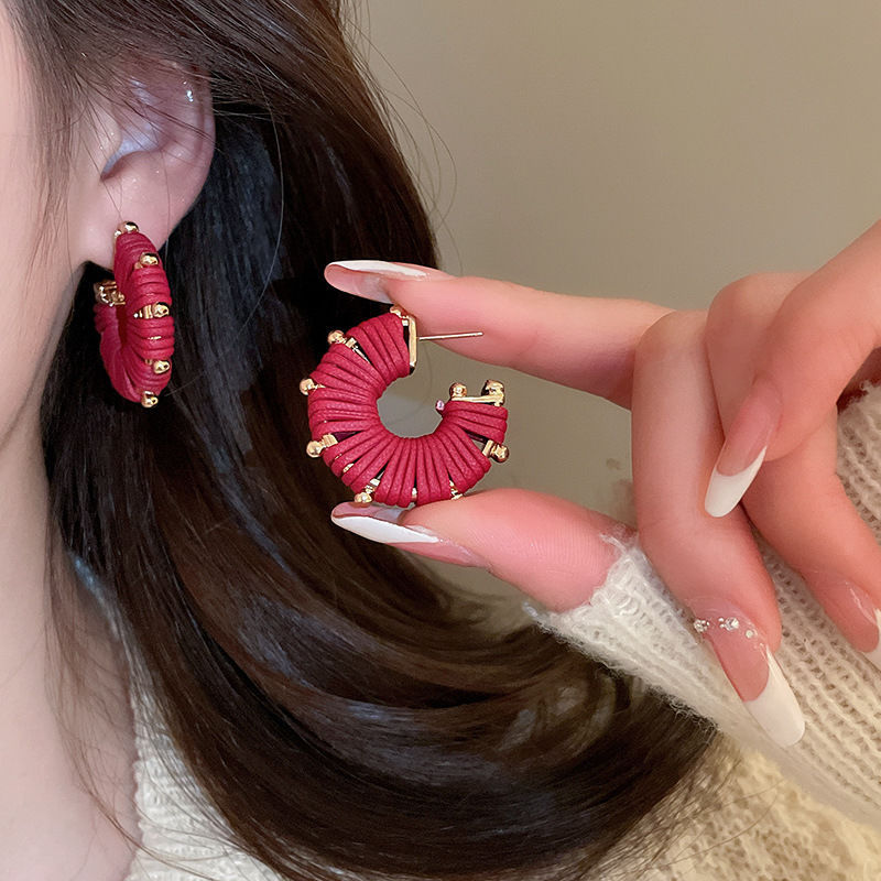 Pendientes de amor con goteo de aceite rojo con aguja de plata, botones de oreja de temperamento de moda de nicho, pendientes simples y de alta gama de estilo de Hong Kong