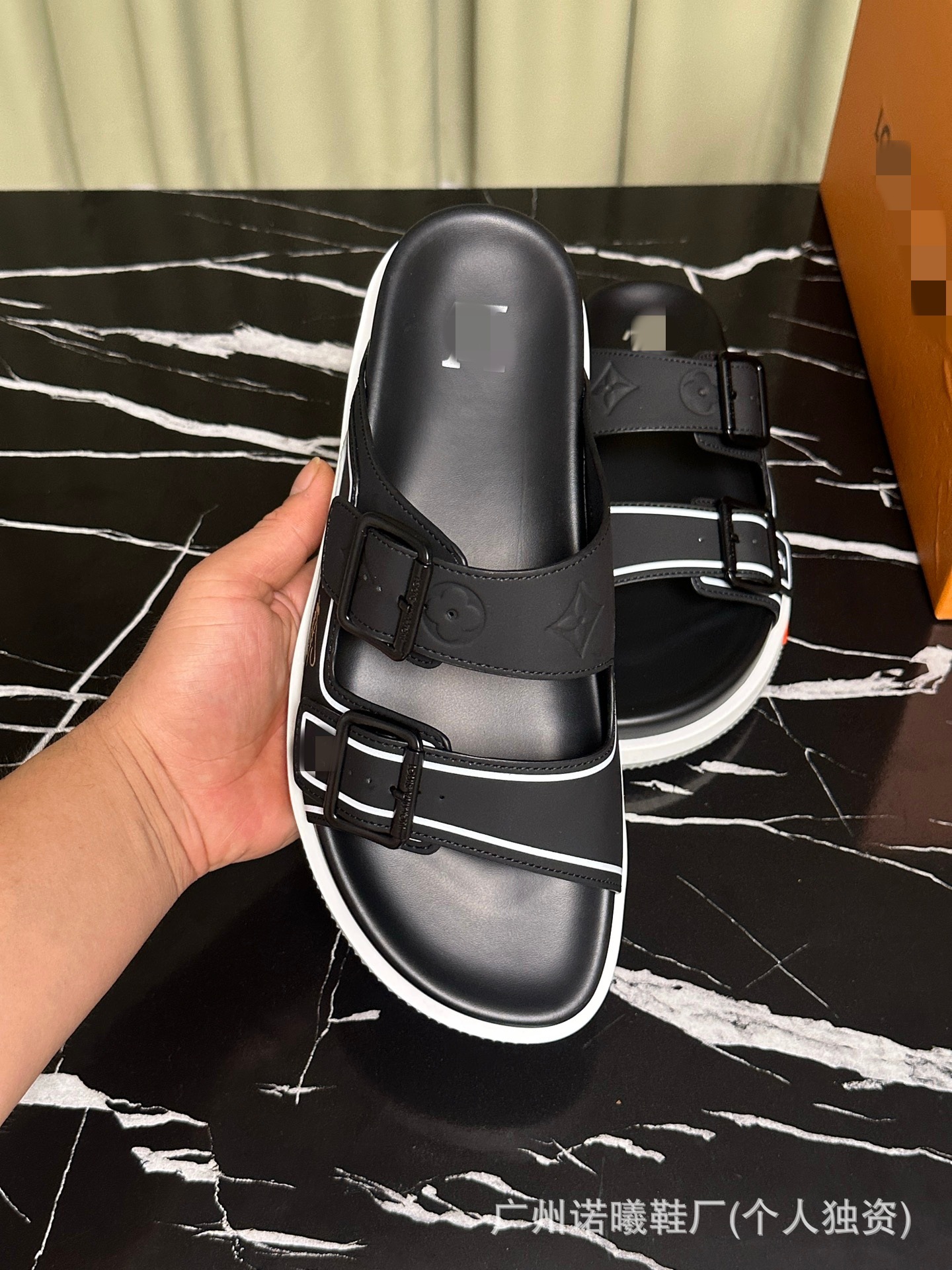 Zapatillas de moda para hombres con suela suave cómodas para usar zapatos de playa de cuero originales caja original de lujo marca de moda de doble cinturón de moda casual image 24