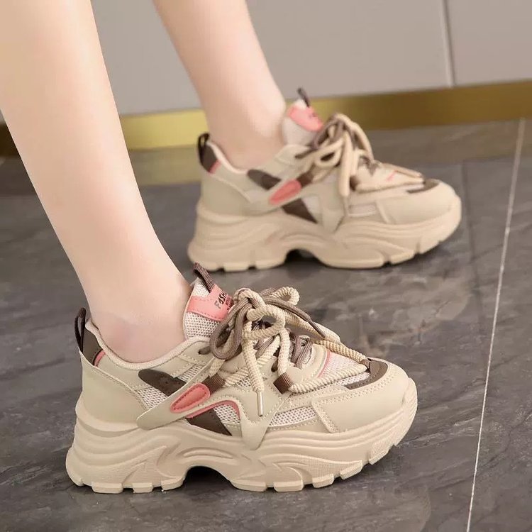 Explosión de zapatos de altura de suela gruesa para mujeres 2024 nueva primavera transpirable mostrando pies pequeños zapatos deportivos casuales de suela suave