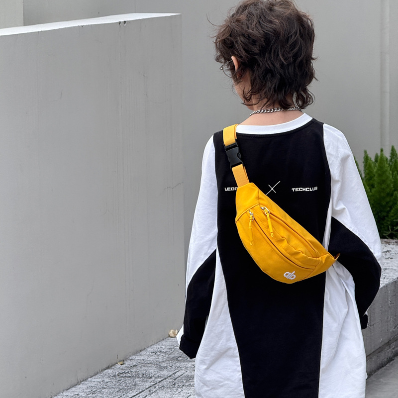 Korean-style casual sports chest bag for boys and girls, featuring trendy letter designs, a lightweight crossbody bag for easy carrying, and a stylish waist bag for children
