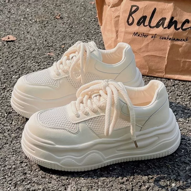 Взрывная сетчатая поверхность, дышащая, дикая маленькая белая обувь, женская 2024 новая летняя толстая подошва, высокая обувь, женская нишевая повседневная обувь