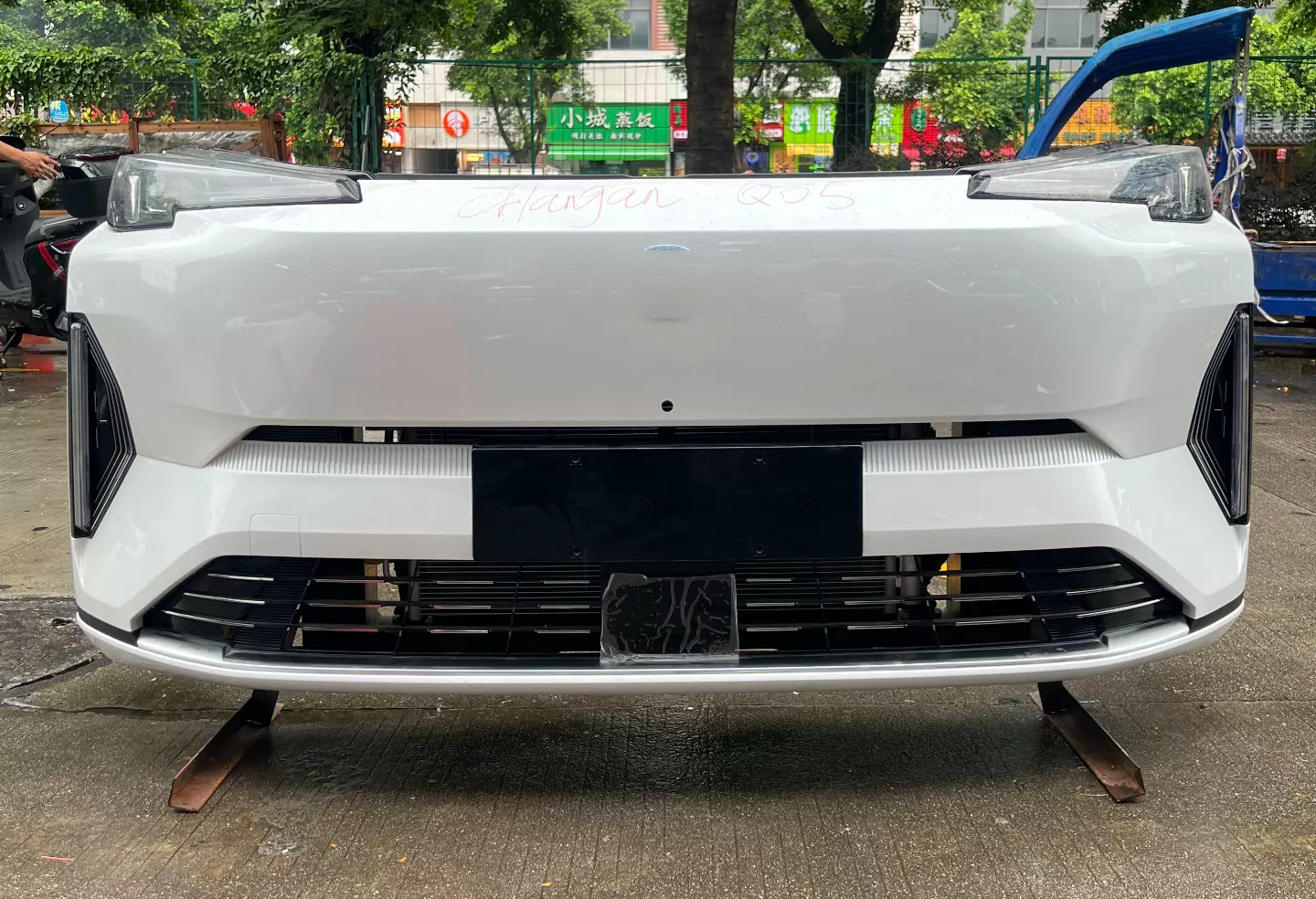 Suitable for Changan Qiyuan Q05: front bumper, front grille, front nose trim, headlights, hood, and fender