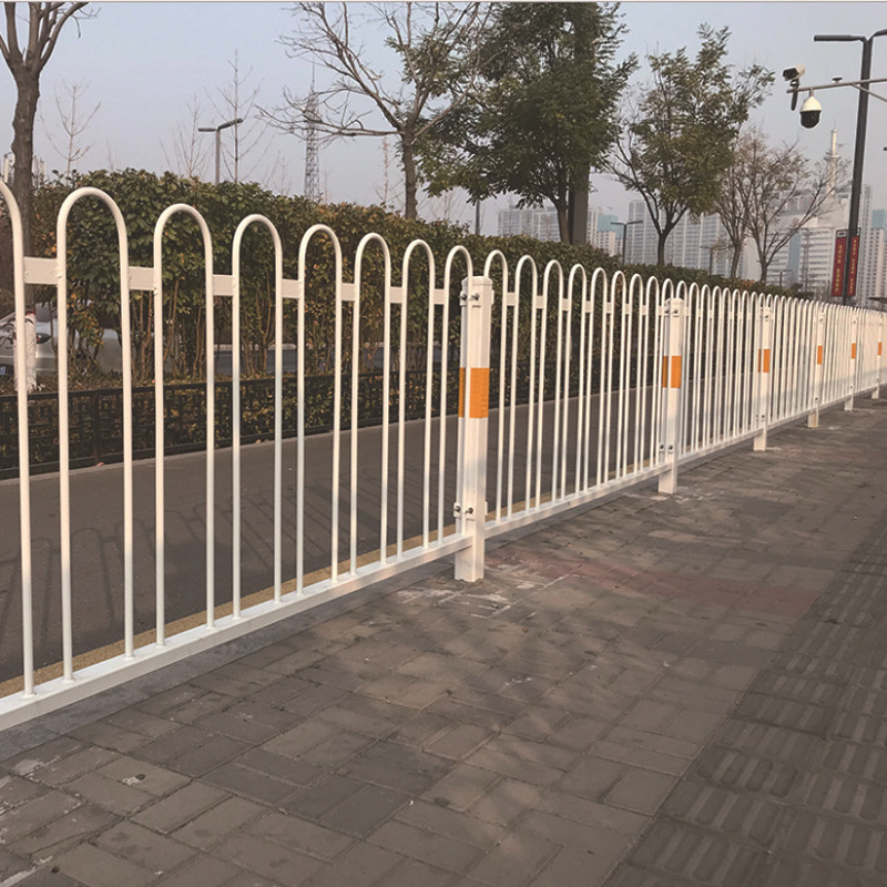 道路UM型隔离白色京式护栏 城市安全防护中央防撞围栏交通防护栏