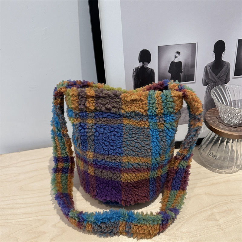 La versión coreana de otoño y invierno del nuevo material de lana de gran capacidad de la bolsa de mujer de viaje de viento perezoso de un solo hombro inclinado de la moda