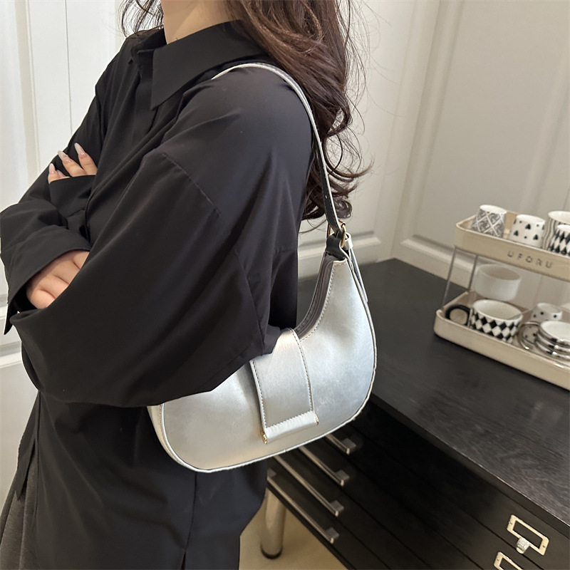 Bolso popular de este año para mujeres 2025, nueva moda de un solo hombro, bolso de diseño de nicho, bolso de media luna debajo de la axila