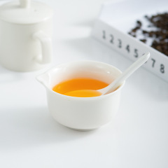 白磁は口を持って碗のお茶を審査してコップのお茶の芸の教育の専用を評価します。