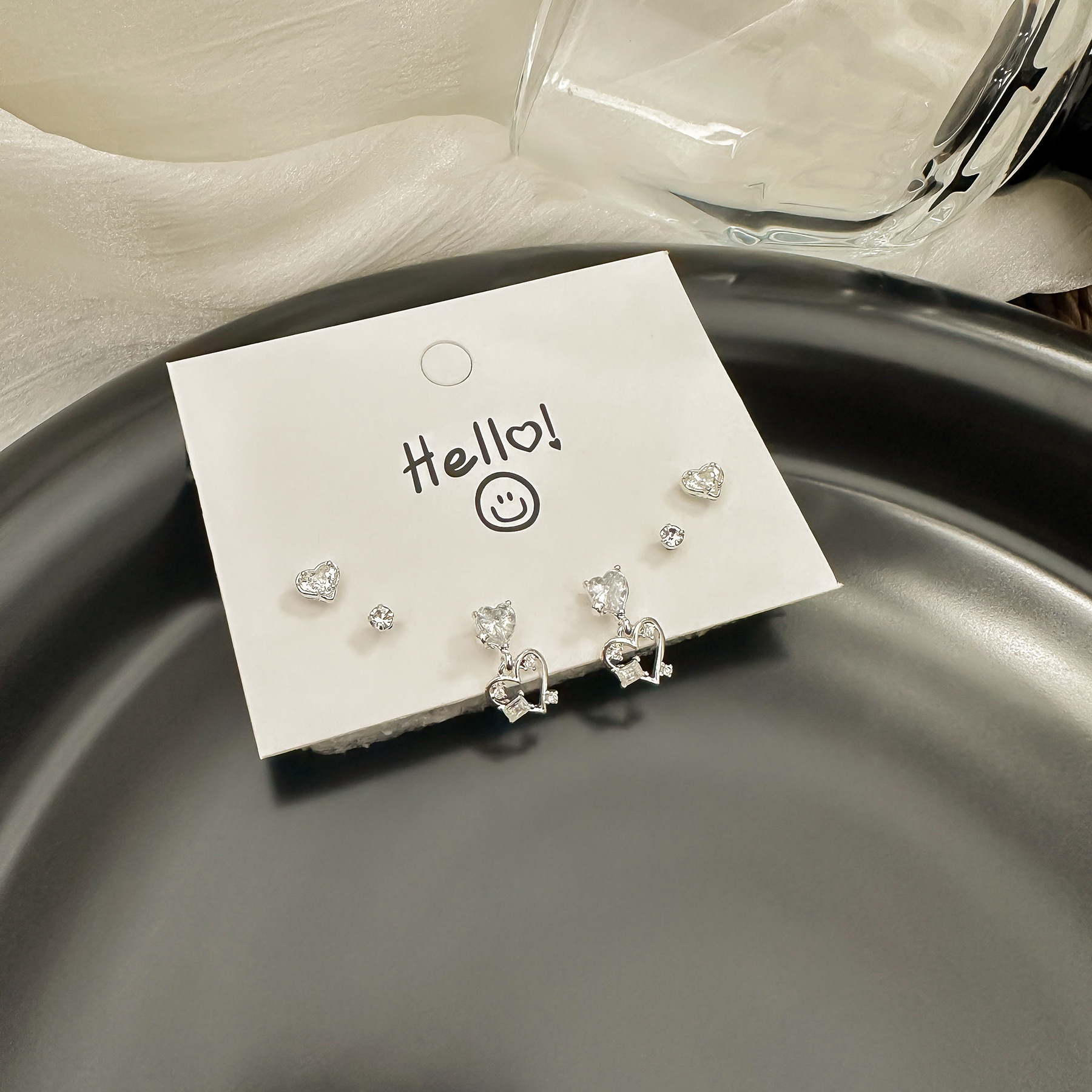 Juego de pendientes de aguja plateados, sencillos y compactos para mujer, pendientes geométricos en forma de corazón, bonitos, dulces y versátiles, venta al por mayor para puestos de mercado