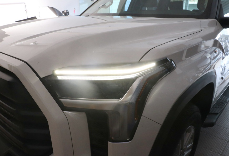 Suitable for 22-23 Toyota Sequoia Tundra Headlight Eyebrow Modification Led Sequential Turn Signal Lights, Dedicated Daytime Running Lights