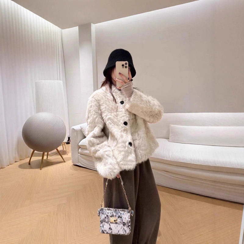Old Money Style Imitation Little Goat Fur Coat for Women 2025 Winter Elegant Short Fur Integrated Fluffy Top Old Money Style Imitation Little Goat Fur Coat for Women 2025 Winter Elegant Short Fur Integrated Fluffy Top