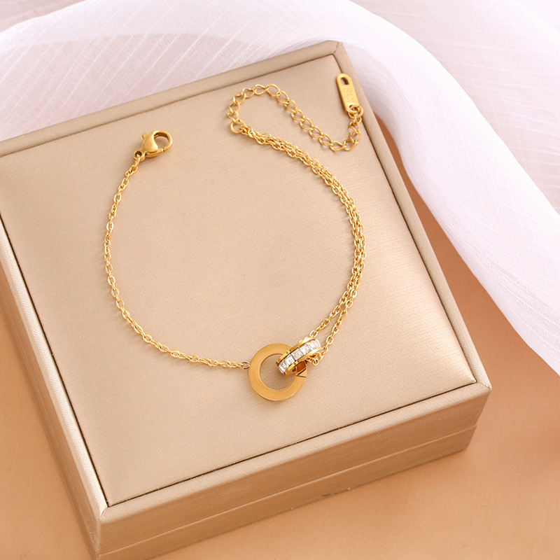 Pulsera de trébol de acero titanium vendedora caliente transfronteriza europea y americana con incrustaciones de concha pulsera colgante pulsera de diseño avanzado sin desvanecimiento al por mayor