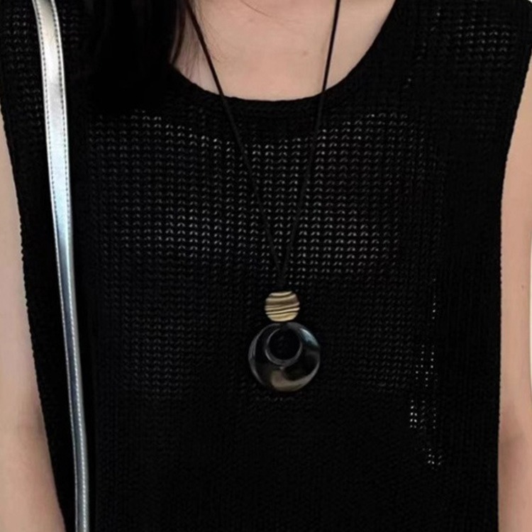 Nuevo collar colgante de anillo de ágata artificial china, cadena de clavícula de todo fósforo de nicho, joyería de diseño personalizado al por mayor