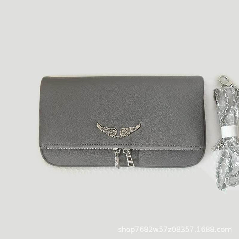 Bolso de hombro con diseño de alas e impresión de letras, cadena incluida