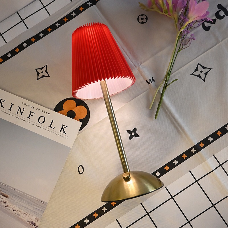 Cross-border Amazon vintage bedside table lamp, Nordic pleated fabric metal table lamp, rechargeable restaurant bar ambiance light Cross-border Amazon vintage bedside table lamp, Nordic pleated fabric metal table lamp, rechargeable restaurant bar ambiance light