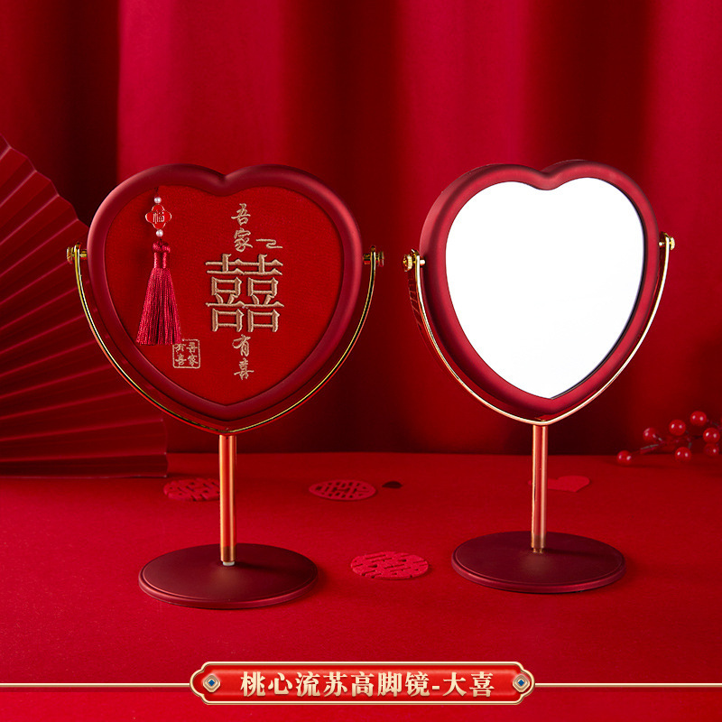 赤い結婚祝いの女性が結婚します。|undefined