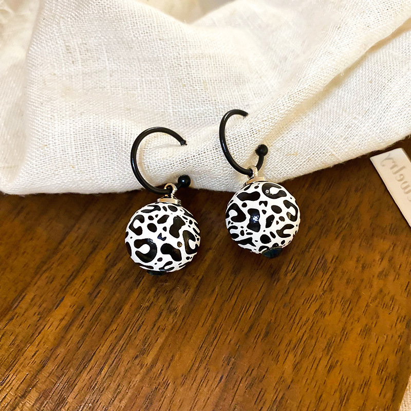 Pendientes de perlas asimétricas con cuernos de diamantes súper parpadeantes de plata Pendientes de nicho de viento frío femenino Pendientes de lujo ligero de alta calidad