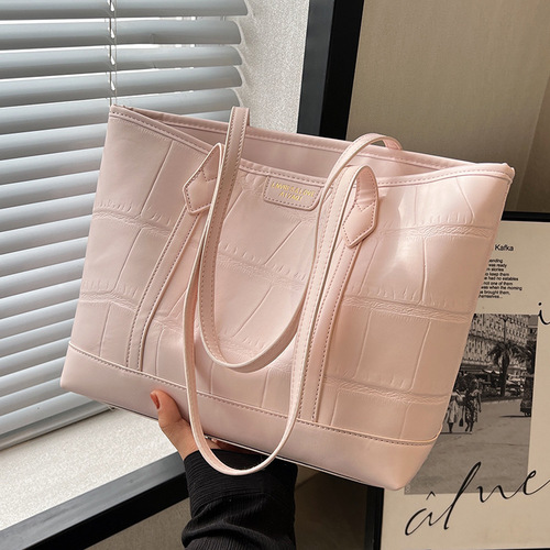 Large-capacity bag for women in summer, versatile 2024 new high-quality textured shoulder shopping bag, class commuting tote bag