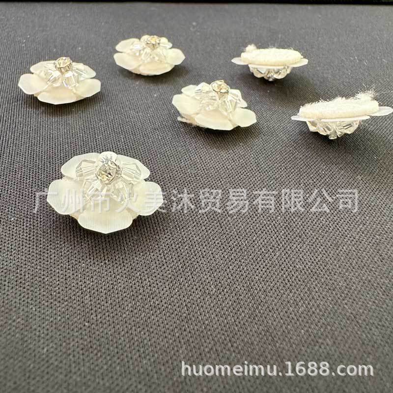 2厘米塑?白色小花