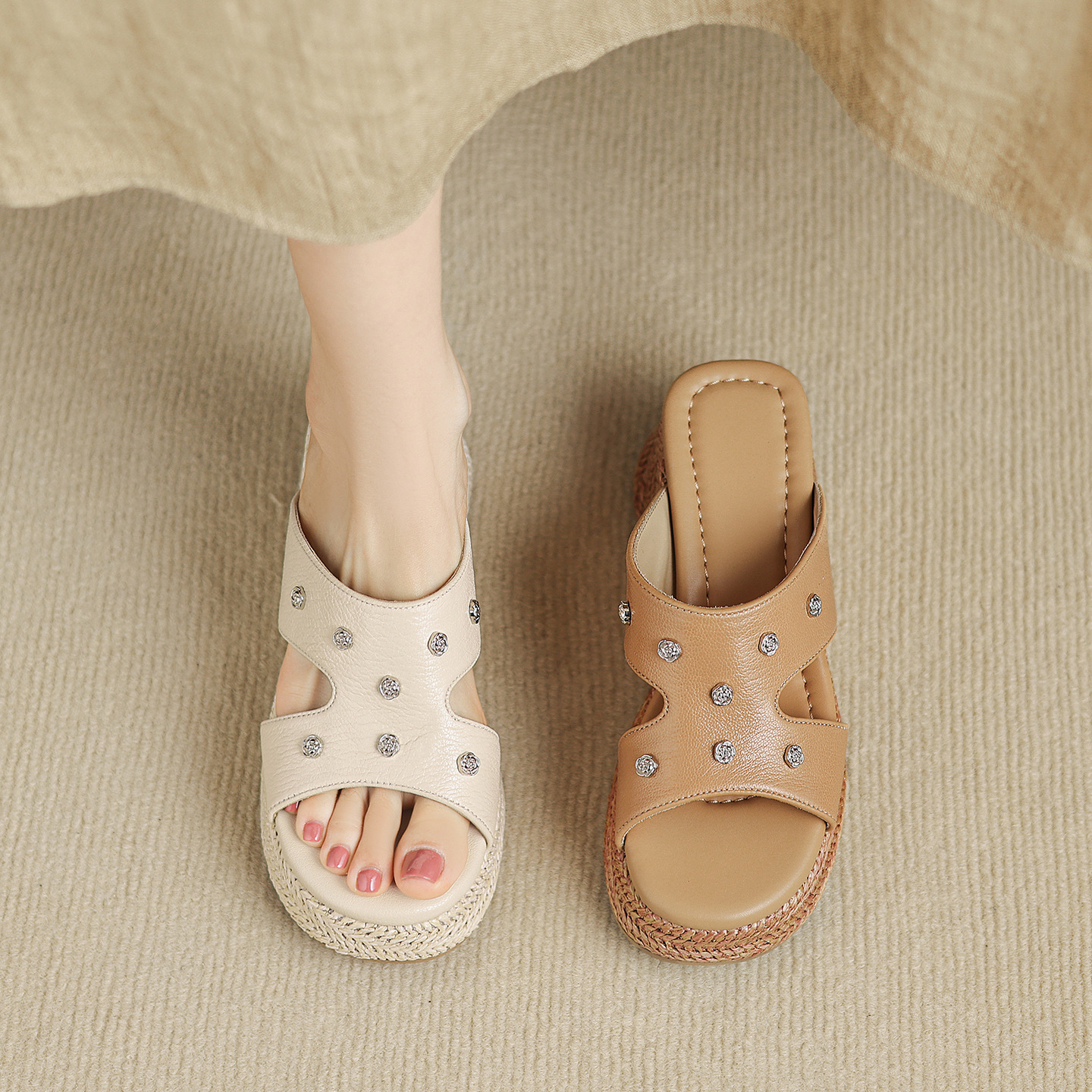 Dép sandal nữ đế dày da cừu họa tiết hoa — Trà sữa màu