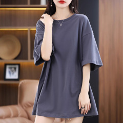 純綿の夏の半袖tシャツの女性はゆったりしていて、やせています。
